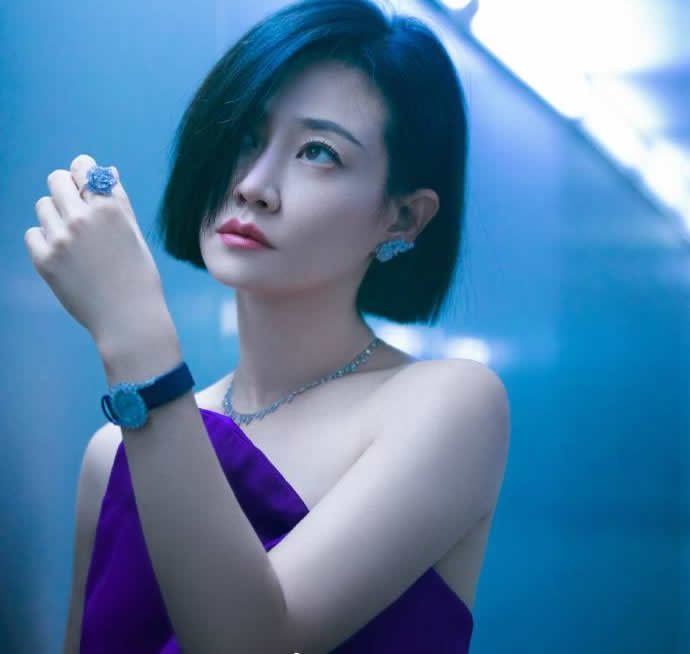 谭卓性感撩人写真：穿开叉长裙气质优雅又高级