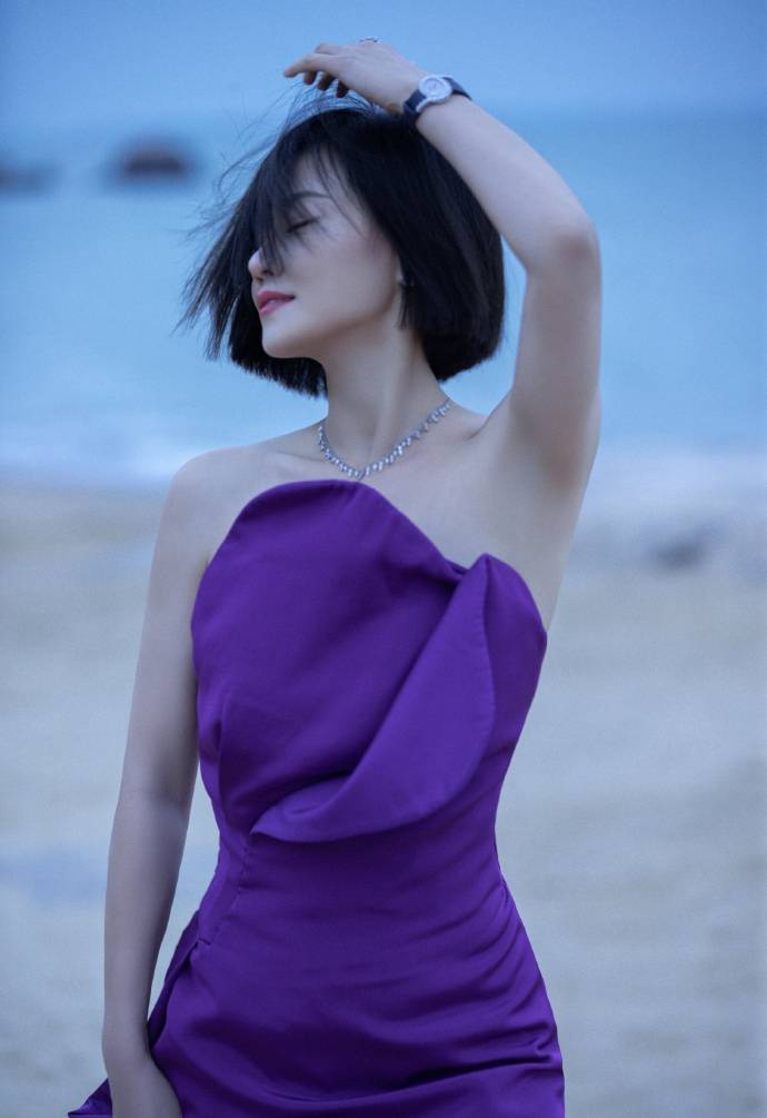 谭卓性感撩人写真：穿开叉长裙气质优雅又高级