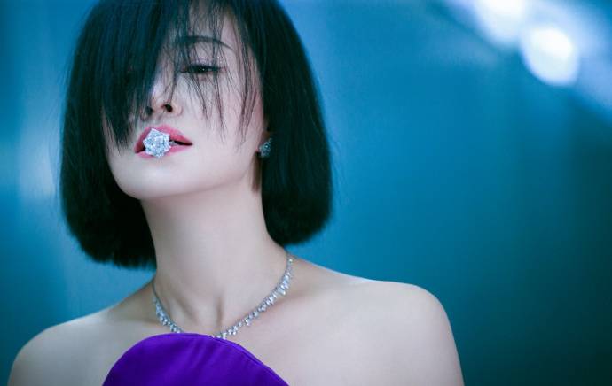 谭卓性感撩人写真：穿开叉长裙气质优雅又高级