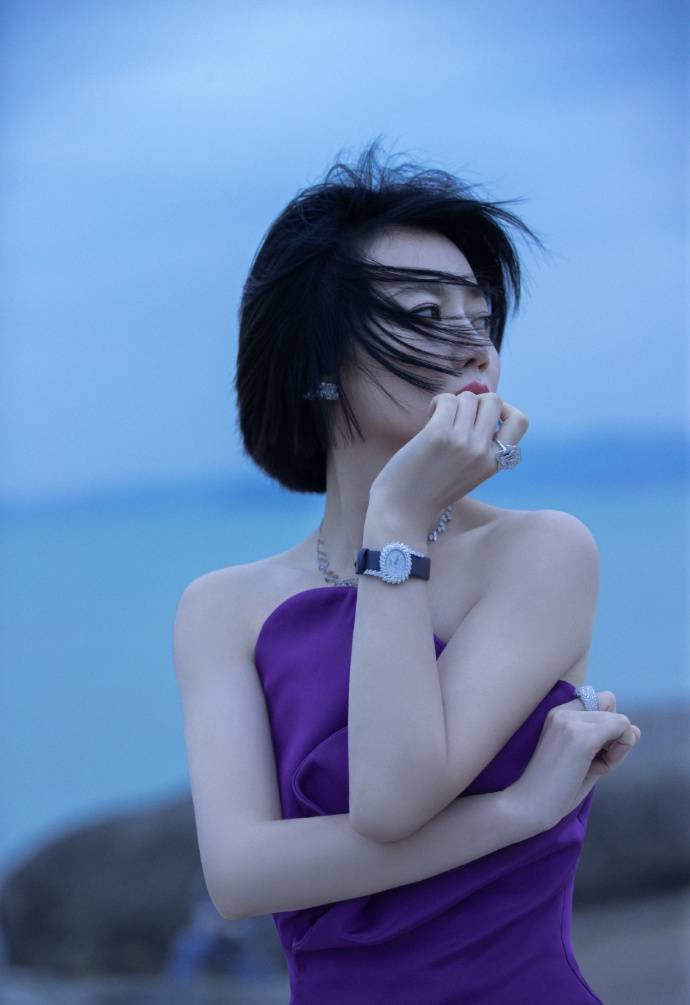 谭卓性感撩人写真：穿开叉长裙气质优雅又高级