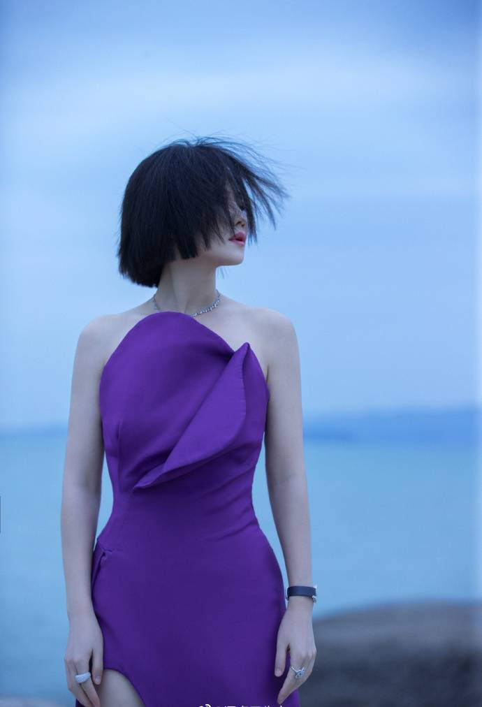 谭卓性感撩人写真：穿开叉长裙气质优雅又高级