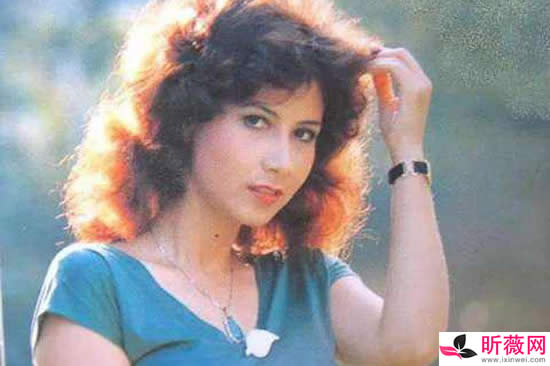 女歌手甄妮个人资料及年轻是照片 女歌手甄妮个人资料及年轻是照片