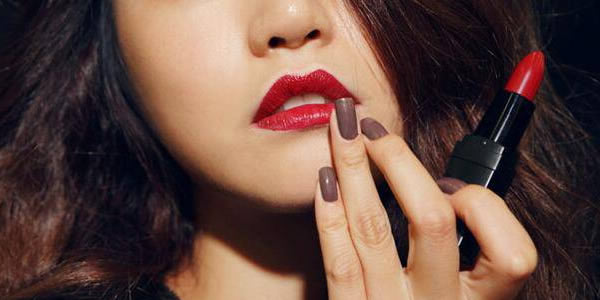 怎么减少涂口红的危害？