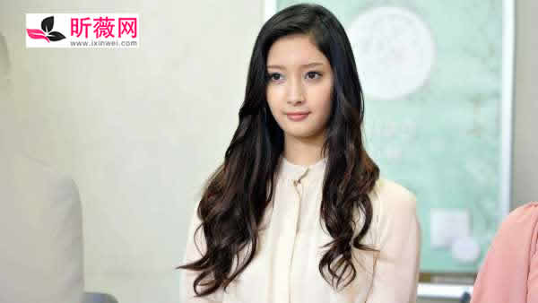 日本菜菜绪个人资料：美腿代表菜菜绪作品美照