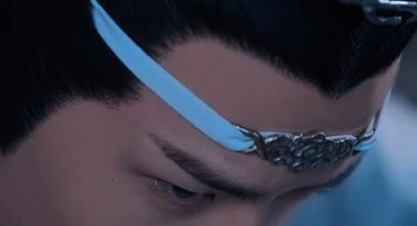 红发带和蓝抹额是什么梗？