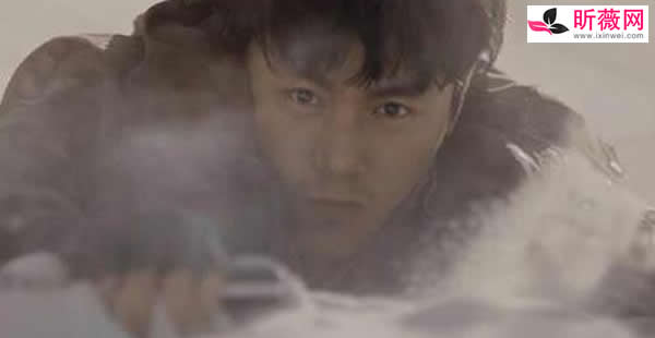 沙海吴邪被割喉坠崖谁救的? 沙海吴邪被割喉坠崖谁救的?