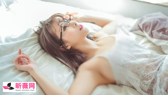 越低调的女人越不简单：给人感觉不简单的女人 图片