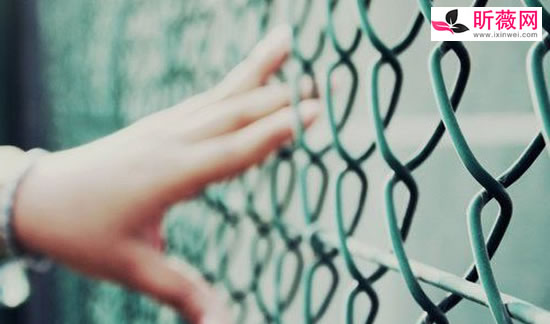 一个单亲妈妈带大儿子的生活经历，不再婚生活也很好