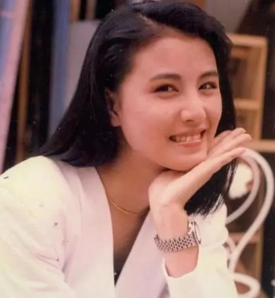 周海媚个人简历资料及照片年轻时照片