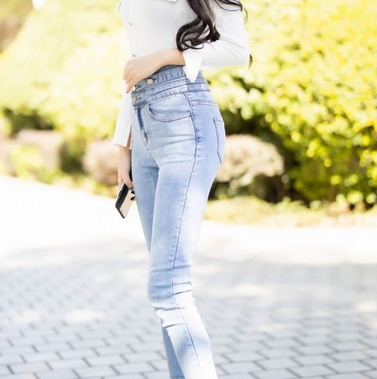 2021翘臀美女图片 2021春季时尚出街穿紧身牛仔裤