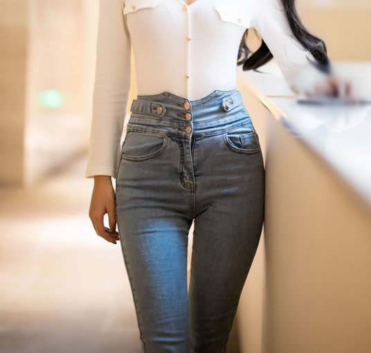 2021翘臀美女图片 2021春季时尚出街穿紧身牛仔裤