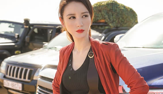 张萌是以环球小姐冠军进入演艺圈生涯的,目前即是影视女演员,又是制作