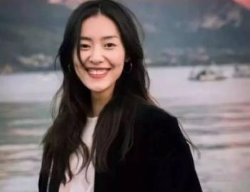 刘雯的家庭背景 刘雯是独生女吗