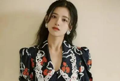 张婧仪为什么叫周迅姑 张婧仪周也是同学吗2021