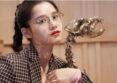 张婧仪为什么叫周迅姑 张婧仪周也是同学吗2021