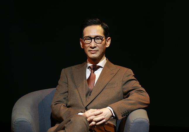 王劲松和谁长得像 王劲松在理想照耀中国第几集 