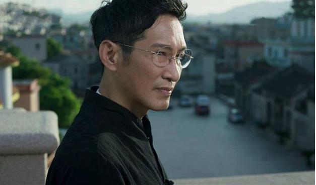 王劲松和谁长得像 王劲松在理想照耀中国第几集 