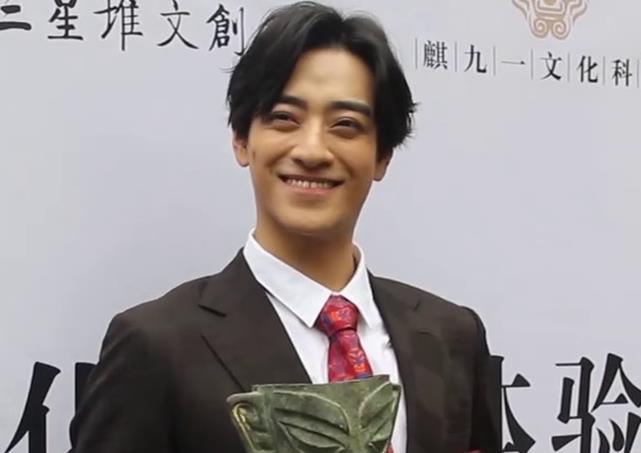 郑云龙三星堆对比图,郑云龙三星堆是什么梗