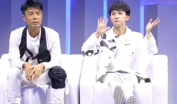 为什么周深躲着李克勤,周深不敢回应李克勤眼神