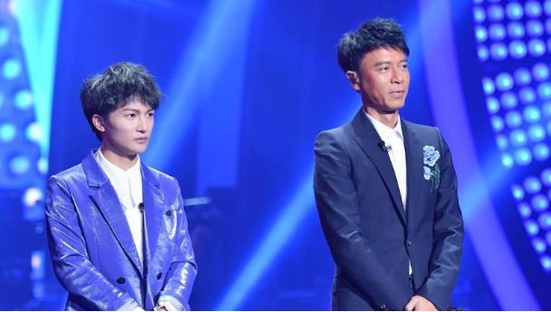 为什么周深躲着李克勤,周深不敢回应李克勤眼神