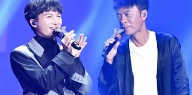 为什么周深躲着李克勤,周深不敢回应李克勤眼神