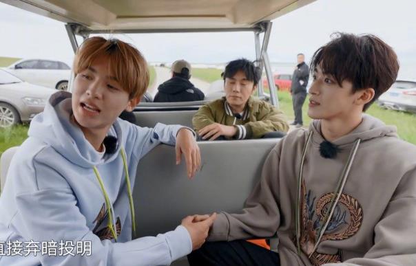黄明昊和何洛洛什么关系,黄明昊高考考了多少分