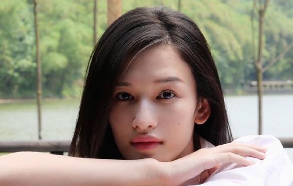 张柏嘉和屈菁菁长得像,张柏嘉是哪个公司的
