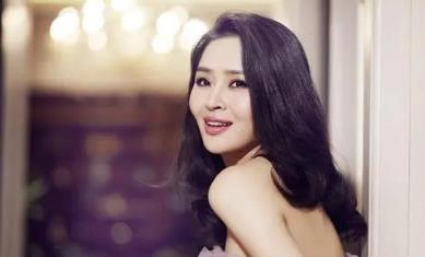 于明加结过几次婚  于明加老公胡俊的照片资料