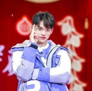 黄旭熙耳朵上贴的是什么揭秘  黄旭熙是张柏芝什么人