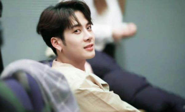 王嘉尔和鹿晗谁高,王嘉尔综艺有哪些
